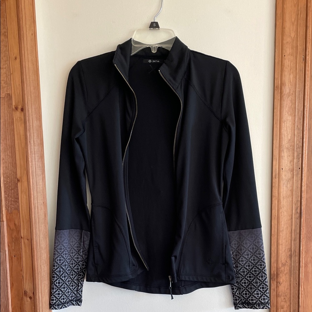 SATVA Women's Black Athletic All Over Print Jacket with Patterned Sleeves - Picture 4 of 16